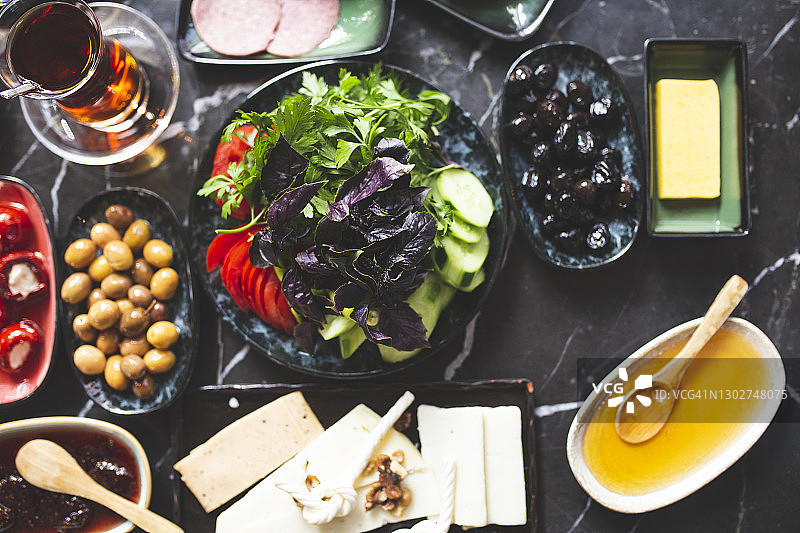 清晨早餐：茶、果酱和橄榄图片素材