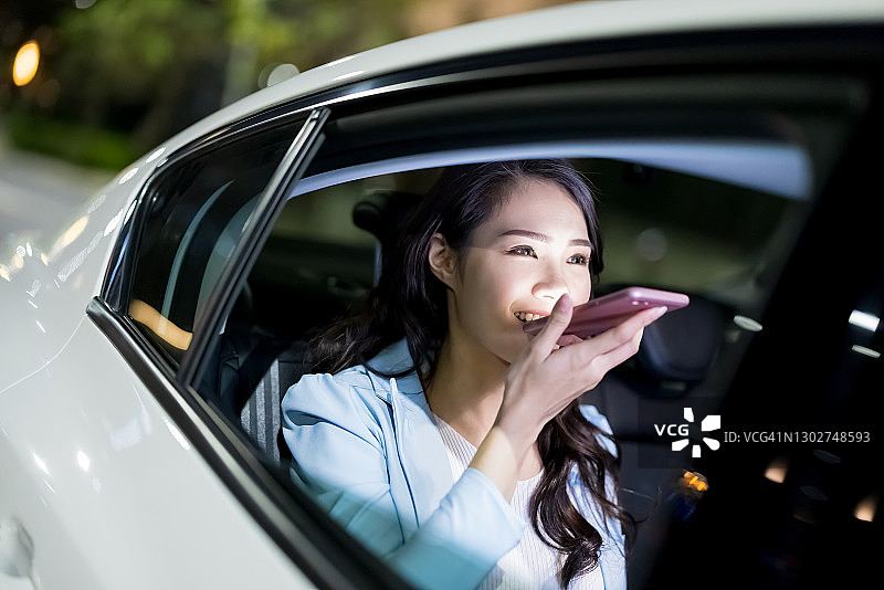 女人发送语音消息图片素材