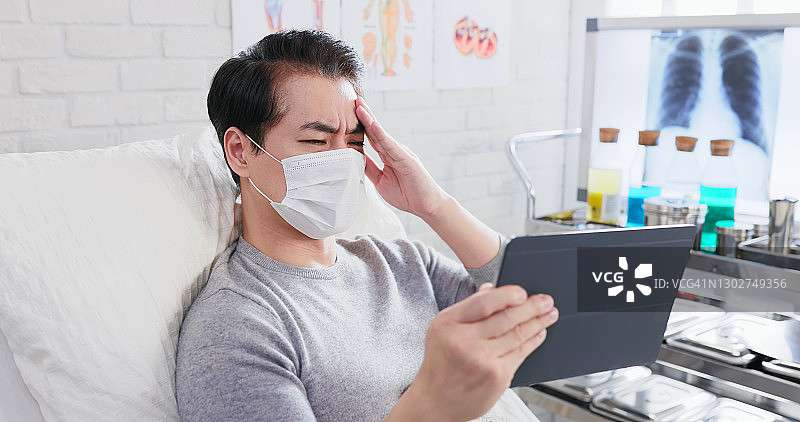 男性病人正在视频聊天图片素材