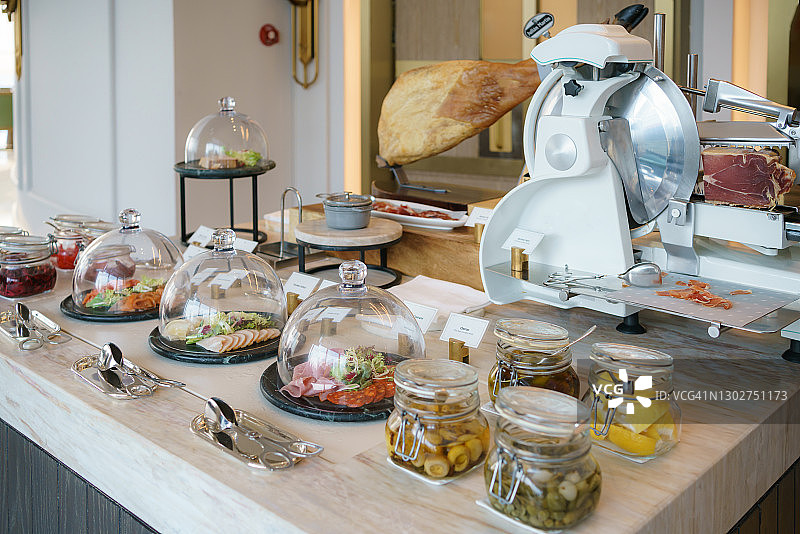 酒店早餐自助餐特写：萨拉米香肠、意大利辣香肠、干香肠（选择性聚焦）图片素材