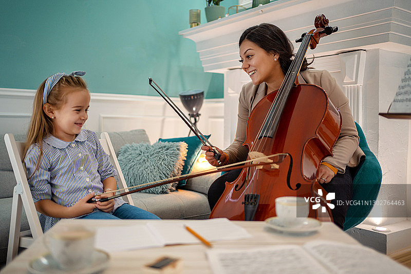 学习演奏大提琴的小女孩图片素材