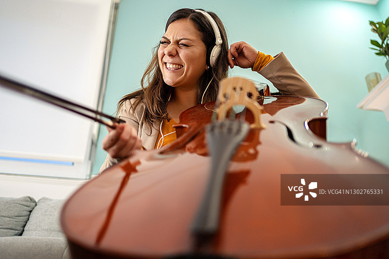 年轻女子演奏大提琴图片素材