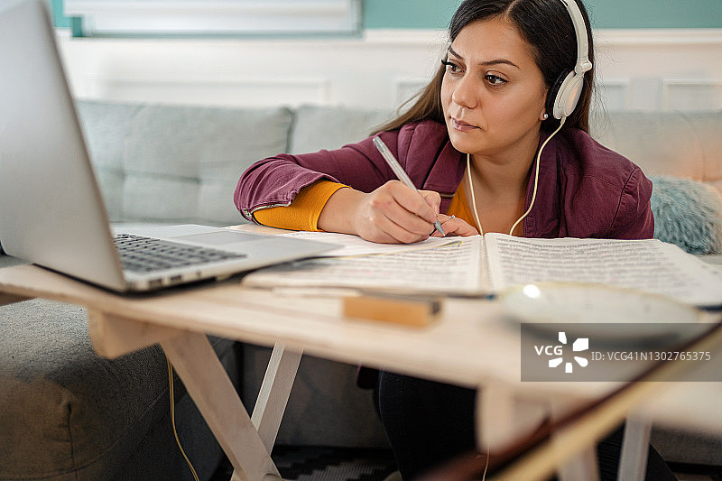 女孩在家学习演奏大提琴图片素材