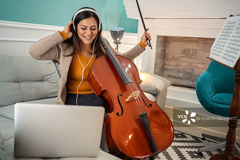 微笑的女人演奏大提琴图片素材