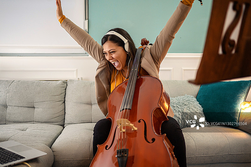 微笑的女人演奏大提琴图片素材