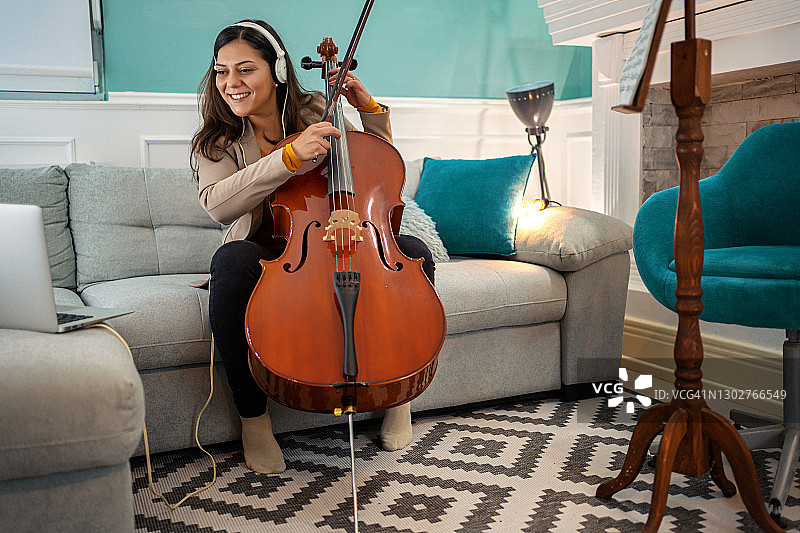 微笑的女人演奏大提琴图片素材