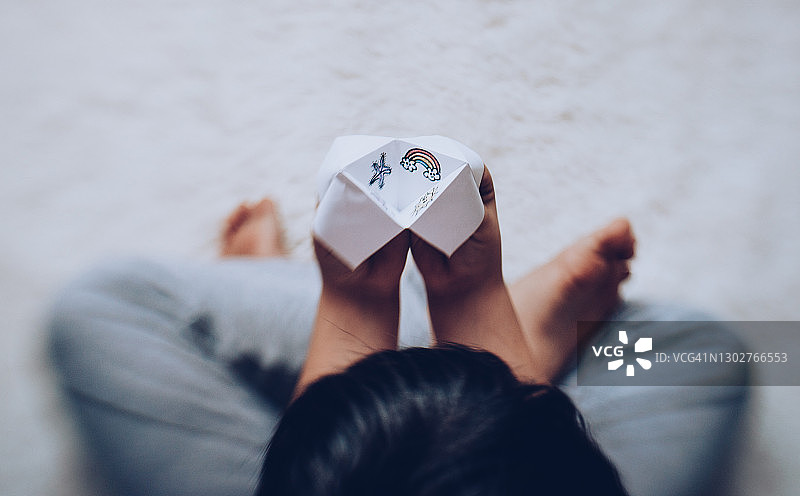 男孩在玩折纸算命先生图片素材