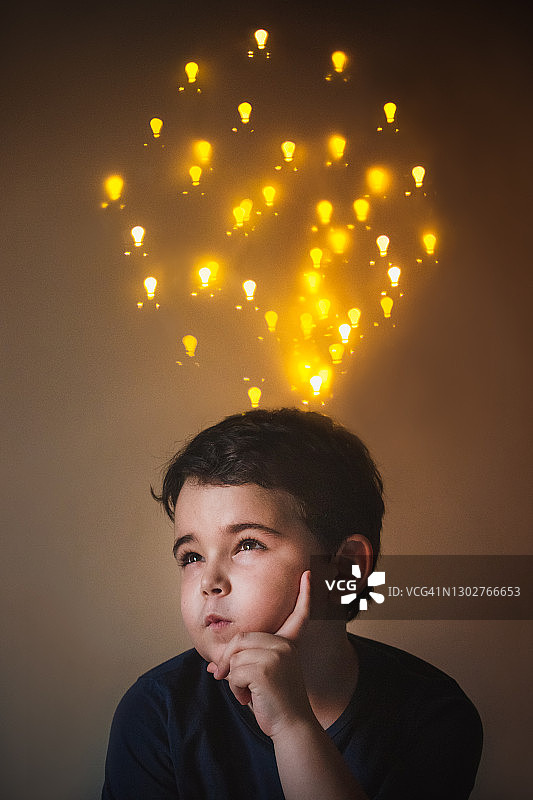 男孩思考，背后有一个大灯泡图片素材