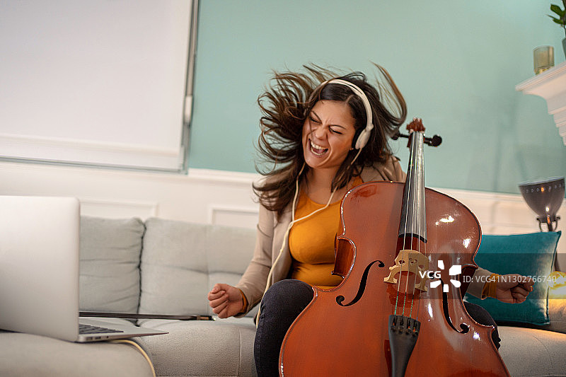 微笑的女人演奏大提琴图片素材