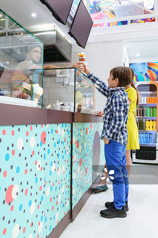 男孩在柜台买冰淇淋图片素材