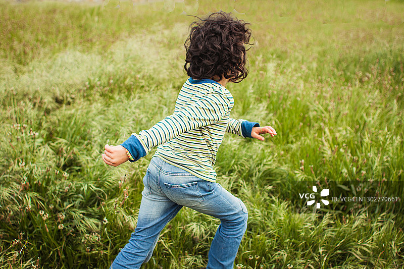 奔跑于高草地中的女孩图片素材