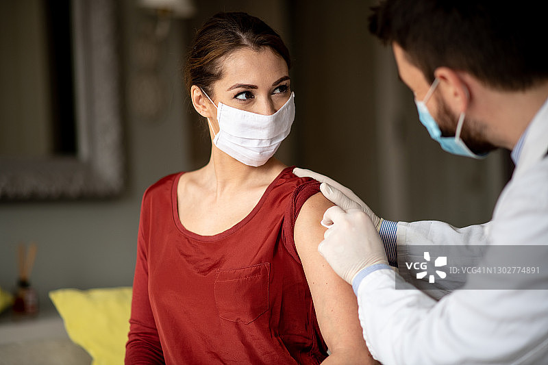 年轻女子卷起袖子图片素材