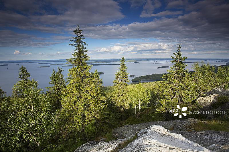 从芬兰北卡累利阿科利国家公园乌科-科利峰顶看到的皮耶利宁湖景色图片素材
