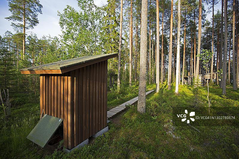 芬兰北卡累利阿徒步旅行者小屋的旱厕图片素材