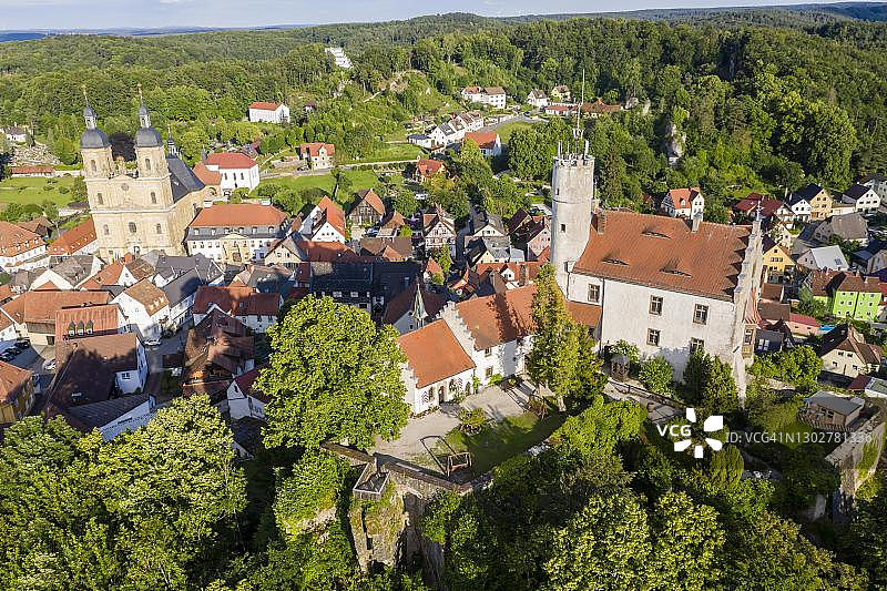 德国巴伐利亚戈斯魏因施泰因城堡与朝圣教堂航拍图片素材