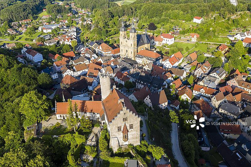 德国巴伐利亚戈斯魏因施泰因城堡与朝圣教堂航拍图片素材