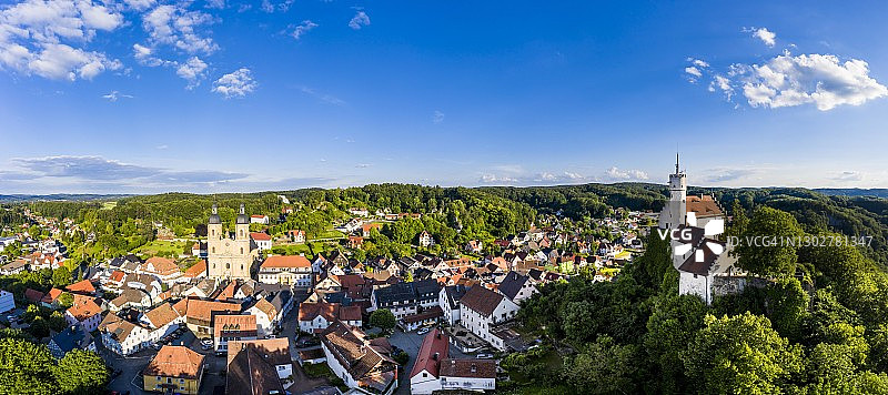 德国巴伐利亚戈斯魏因施泰因城堡与朝圣教堂航拍图片素材