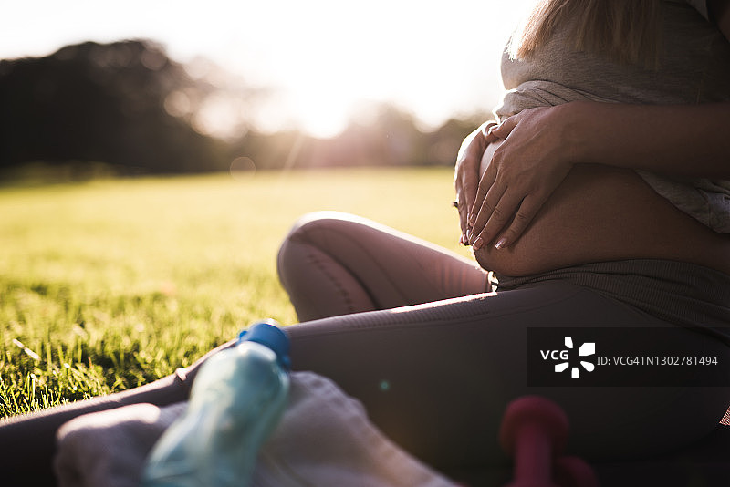 孕妇腹部特写图片素材