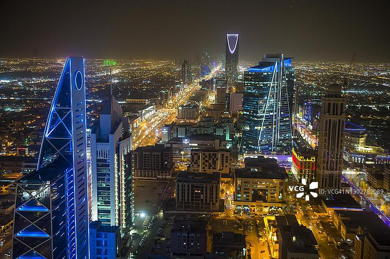 从费萨利亚中心摩天大楼俯瞰利雅得图片素材