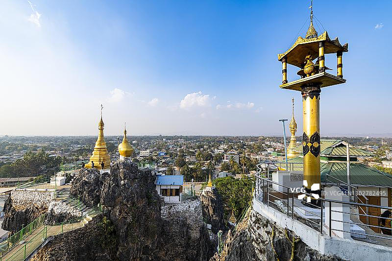 建在岩石上的东枝克尤佛塔，缅甸克耶邦垒固图片素材