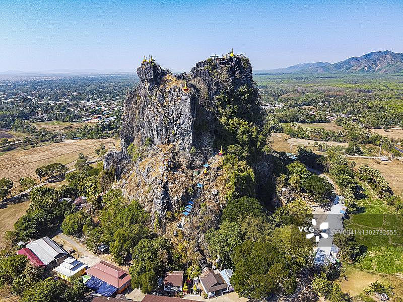 缅甸孟邦毛淡棉附近的皎克塔隆唐石山鸟瞰，石山上有印度教寺庙图片素材