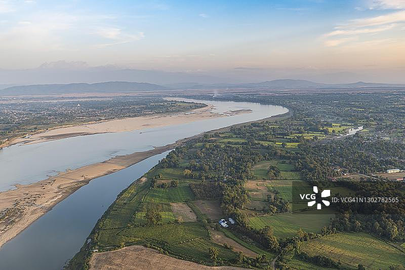 缅甸克钦邦密伊洛瓦底江的航拍图图片素材