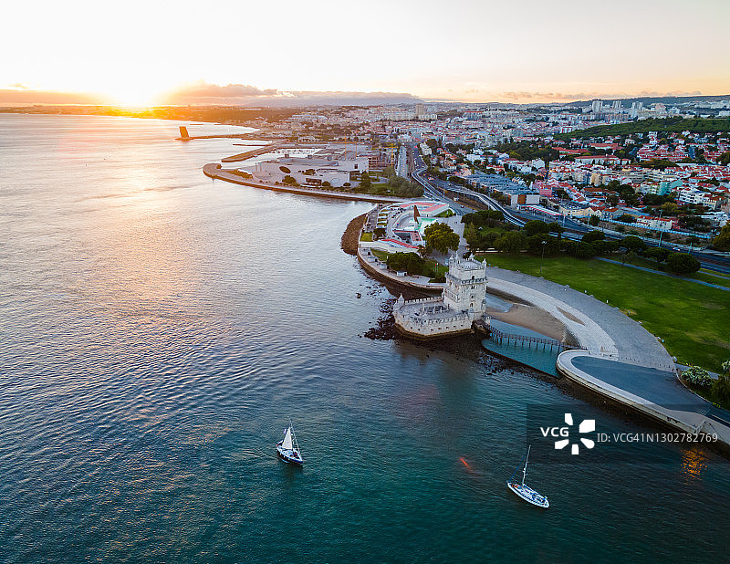 黄昏时分河边的贝伦塔图片素材