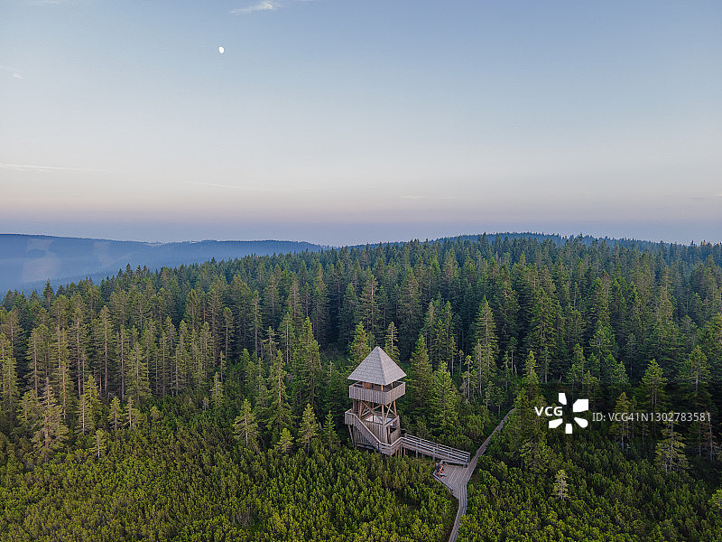瞭望塔在绿色森林，Lovrenška jezera，斯洛文尼亚图片素材