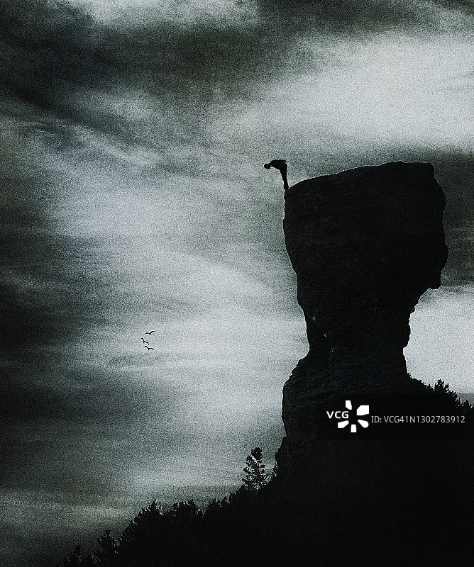 峡谷中探身人物剪影图片素材