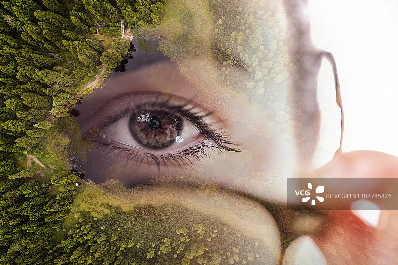 年轻女子持眼镜与树木环绕的湖泊多重曝光图片素材