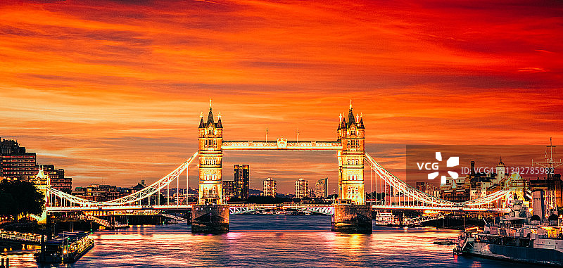 伦敦塔桥日出，天空红霞图片素材