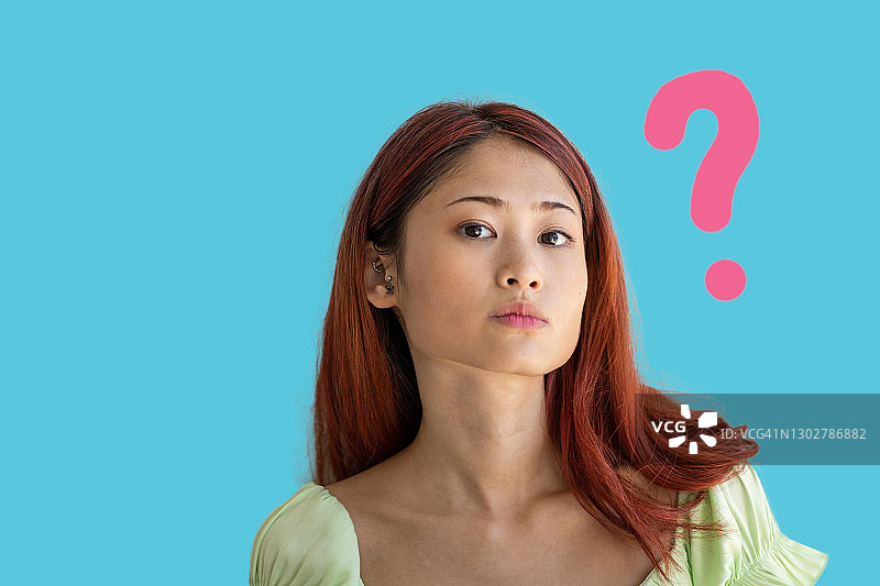 有疑问的年轻女人图片素材