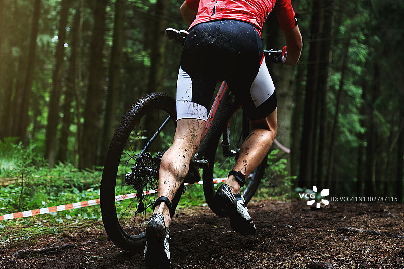 山地自行车：雨天进行上坡训练的骑行者图片素材
