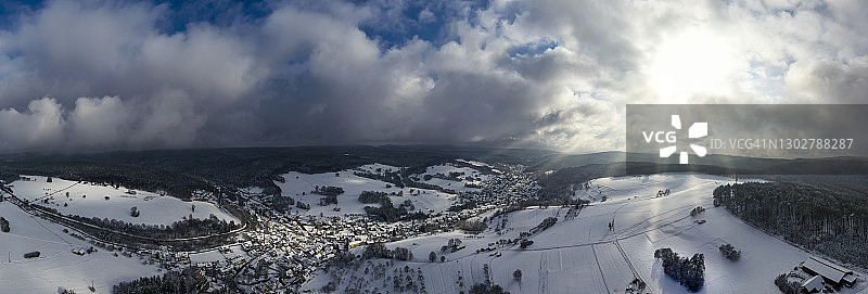德国巴伐利亚Mespelbrunn雪山小镇直升机全景图片素材