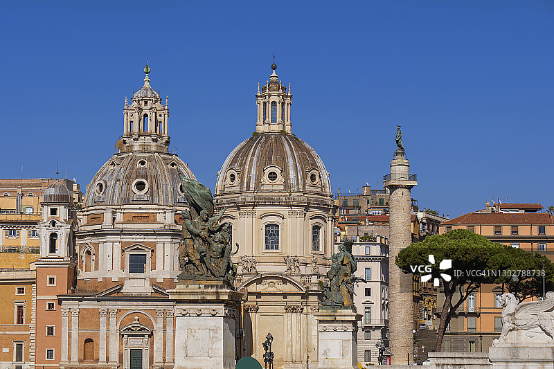 意大利罗马圣母玛利亚教堂和特拉扬柱图片素材