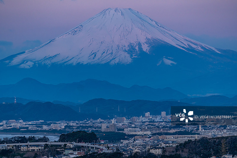 日本神奈川县海边积雪富士山图片素材