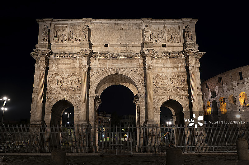 意大利罗马，夜晚的君士坦丁凯旋门图片素材