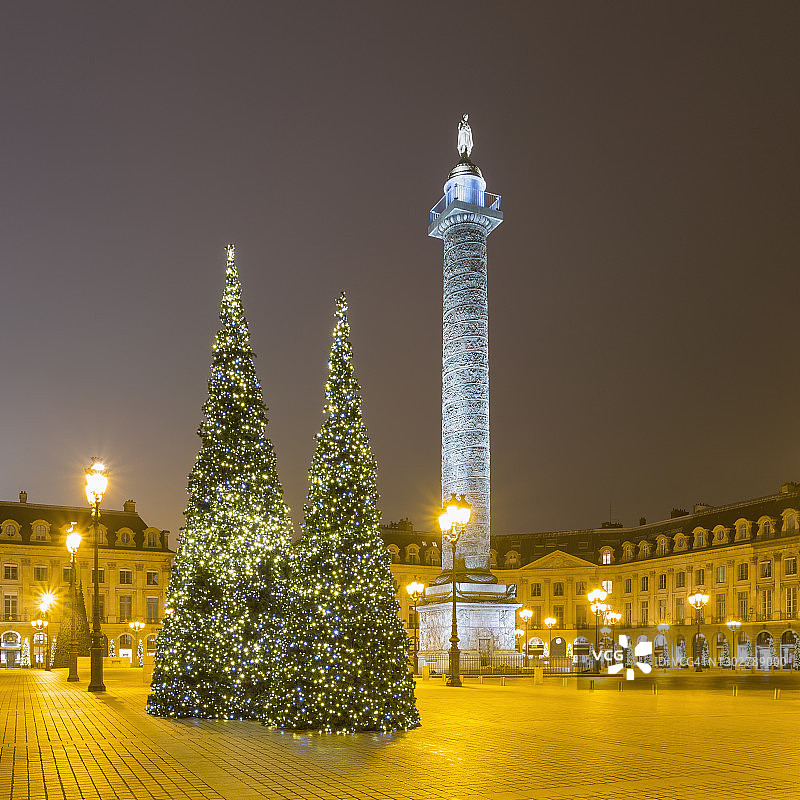 法国法兰西岛巴黎点亮灯光的旺多姆广场圣诞树图片素材