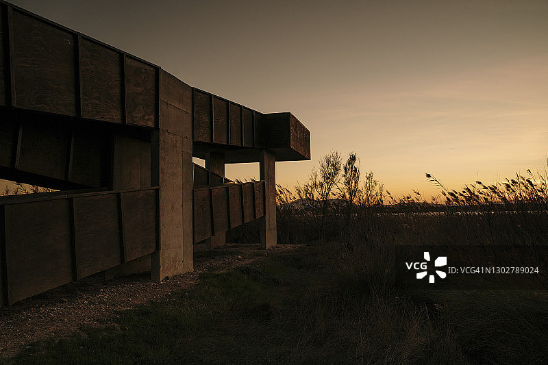 西班牙埃布罗河三角洲日落景观与建筑元素图片素材