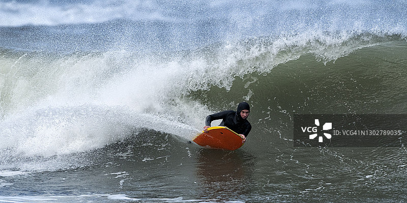 年长的冲浪者在英国布罗德黑文南部海域进行趴板运动图片素材