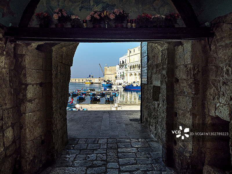 意大利普利亚莫诺波利港口的隧道景观图片素材