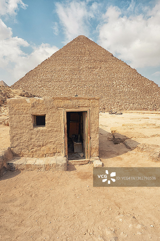 吉萨金字塔旁的胡夫金字塔和空旷广场，埃及开罗文化古迹图片素材