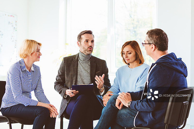 心理健康专业人士激励患者图片素材