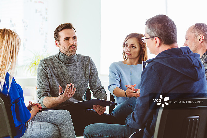 心理健康专业人士激励患者图片素材