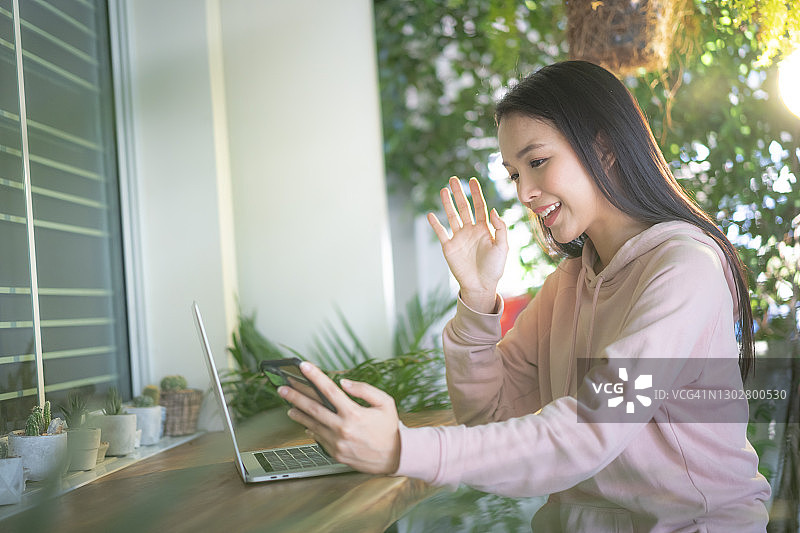 亚洲女性后院视频会议图片素材