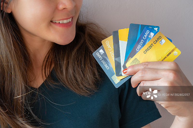 女人手中拿着一组信用卡图片素材