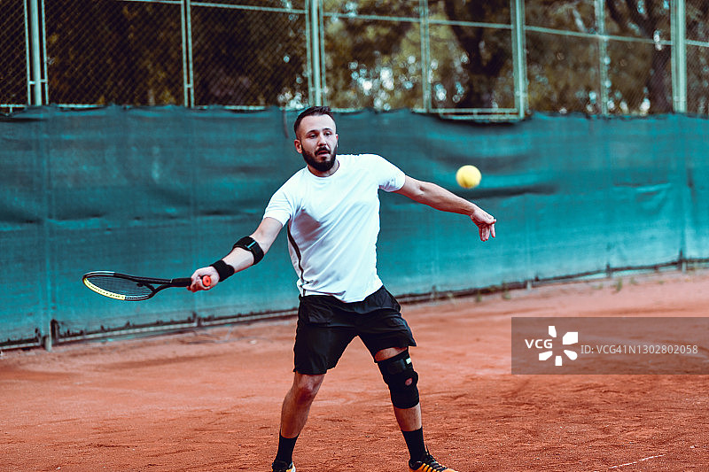 比赛中的专业男网球运动员图片素材