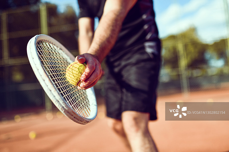 准备发球的网球图片素材