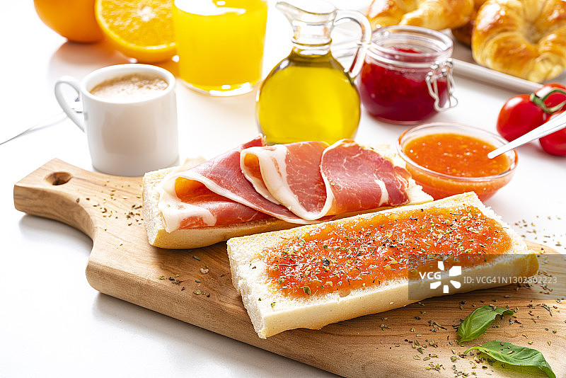 白色餐桌上的地中海早餐图片素材