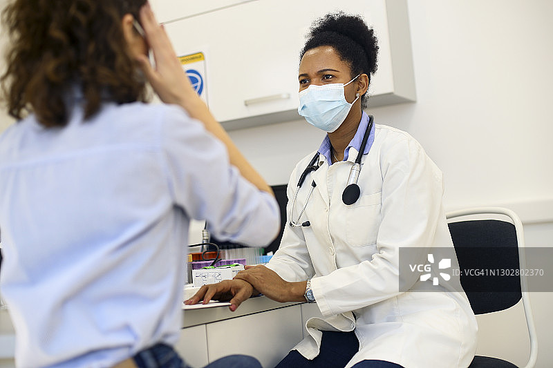 头痛的女人图片素材